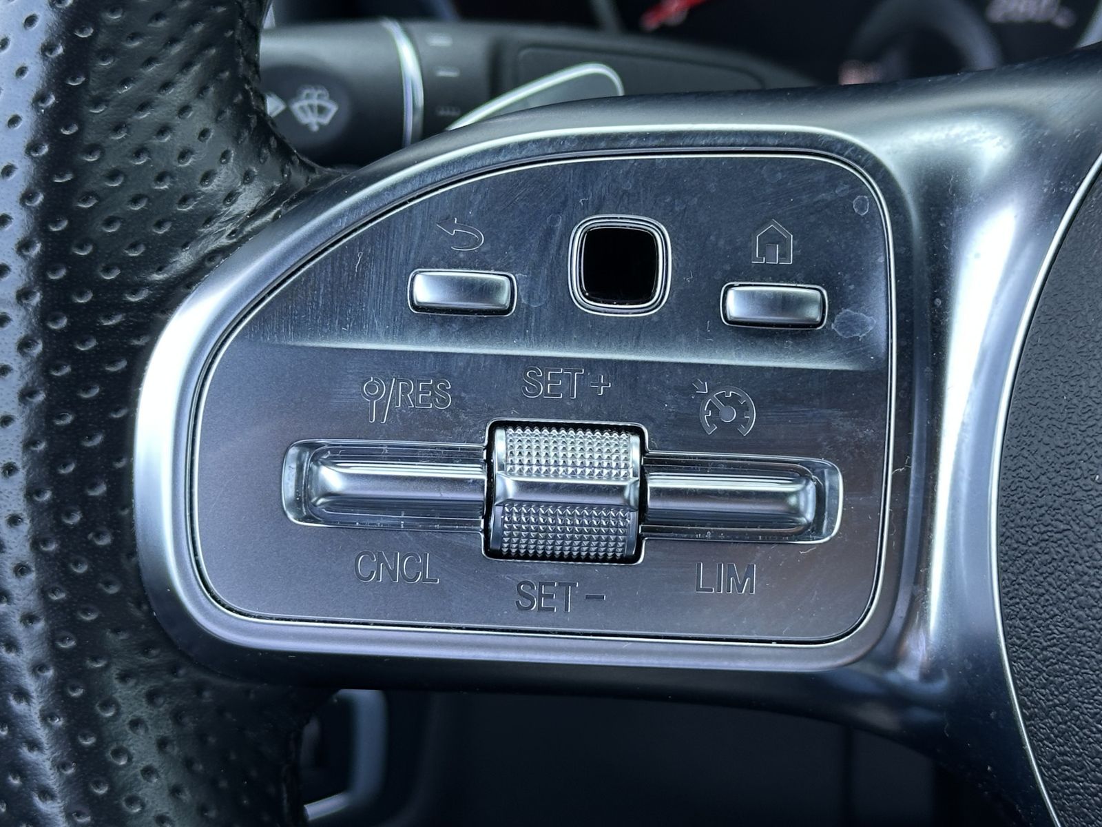 Fahrzeugabbildung Mercedes-Benz C 220d Coupé AMG-Line Plus NAV+LED+KAM+AHK+19ZO