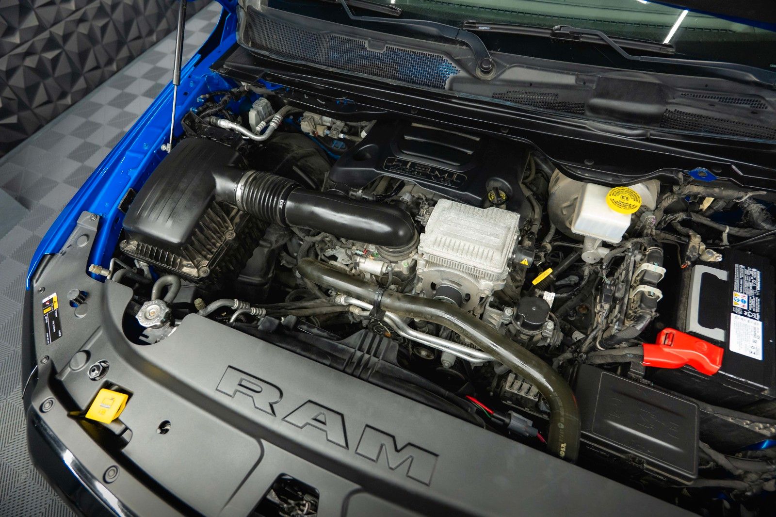 Fahrzeugabbildung Dodge RAM 5.7 V8 HEMI 4x4 Built to Serve AXLE LOCK LED