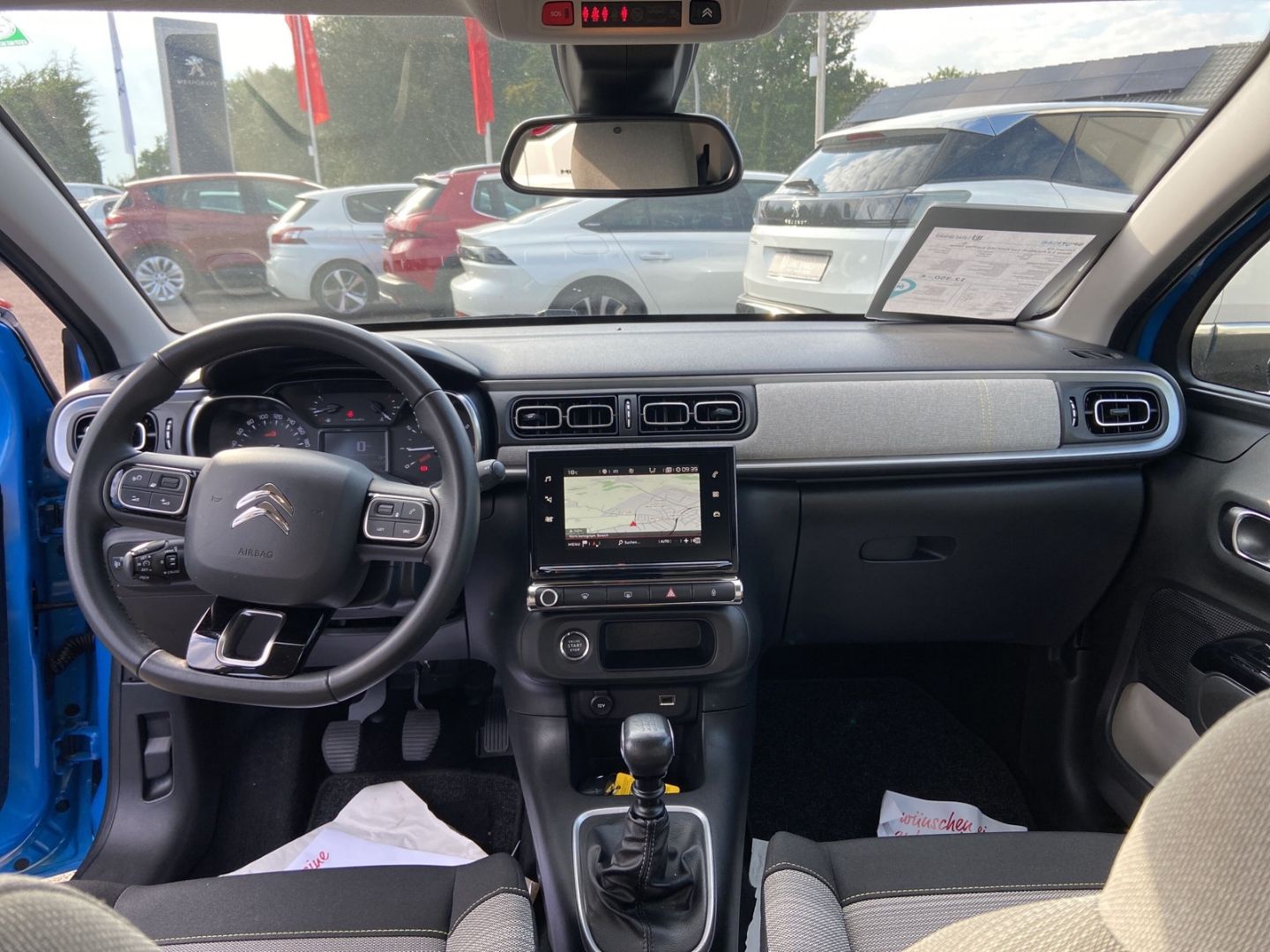 Fahrzeugabbildung Citroën C3 Shine 1.2 PureTech 110 Navi LED CarPlay Temp.