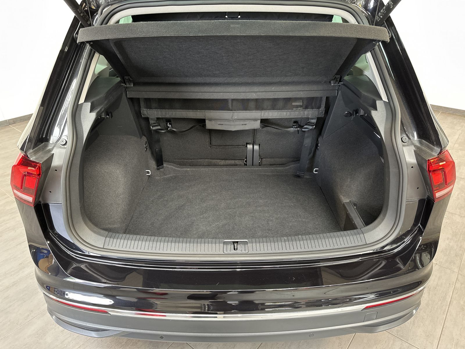 Fahrzeugabbildung Volkswagen Tiguan 2.0 TSI DSG 4M Life NAV+LED+PANO+SHZ+ACC