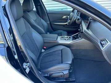 BMW 330e xDrive Limousine M Sportpaket HiFi DAB LED
