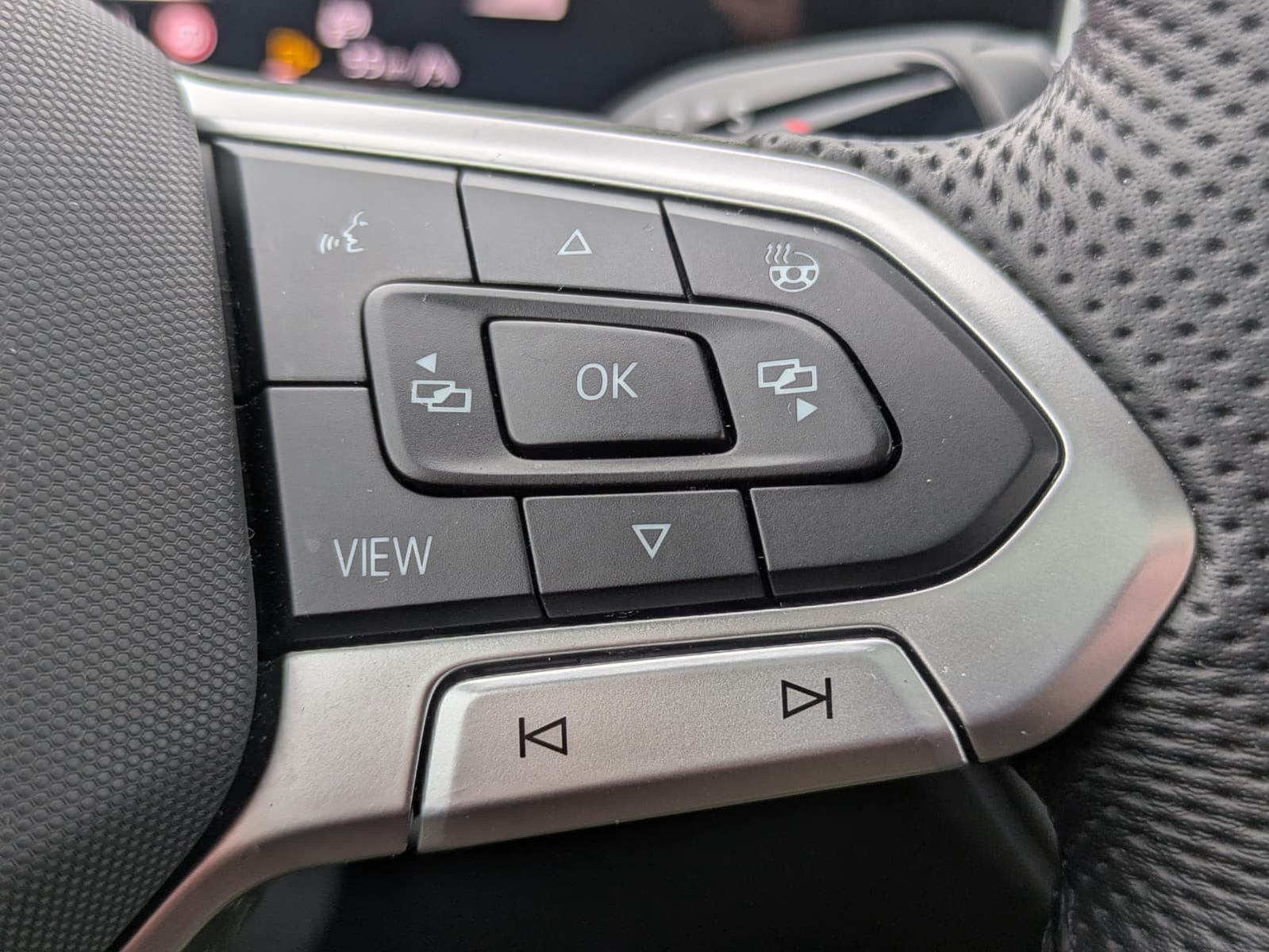 Fahrzeugabbildung Volkswagen Tayron 2.0 TDI 4M R-Line 7Si*MATRIX*AHK*PANO*HUD