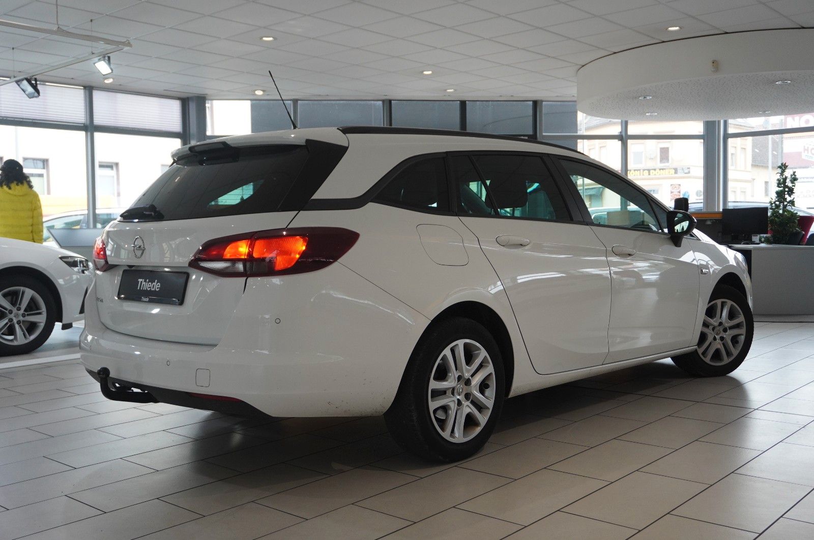 Fahrzeugabbildung Opel Astra K ST 1.2T EDITION NAVI/LED/KAMERA/SHZ/AHK
