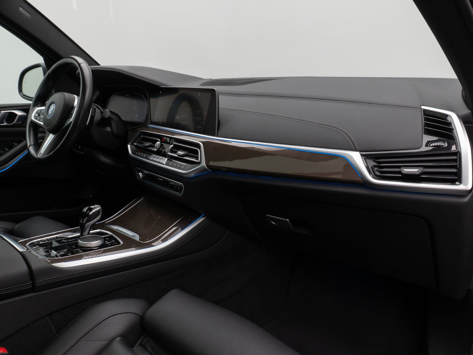 Fahrzeugabbildung BMW X5 xD45e M Sport Panorama HUD HiFi DisKey 22Zoll