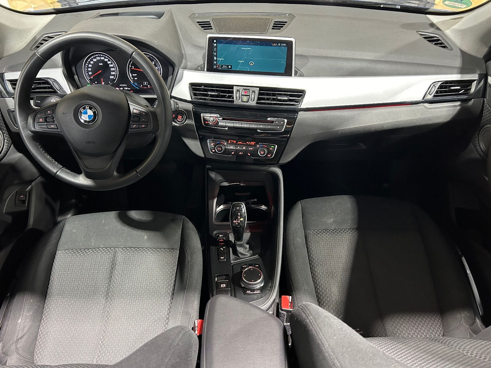 Fahrzeugabbildung BMW X1 xDrive 20 i Advantage/HEAD-UP/PANO/KAMERA/8-F