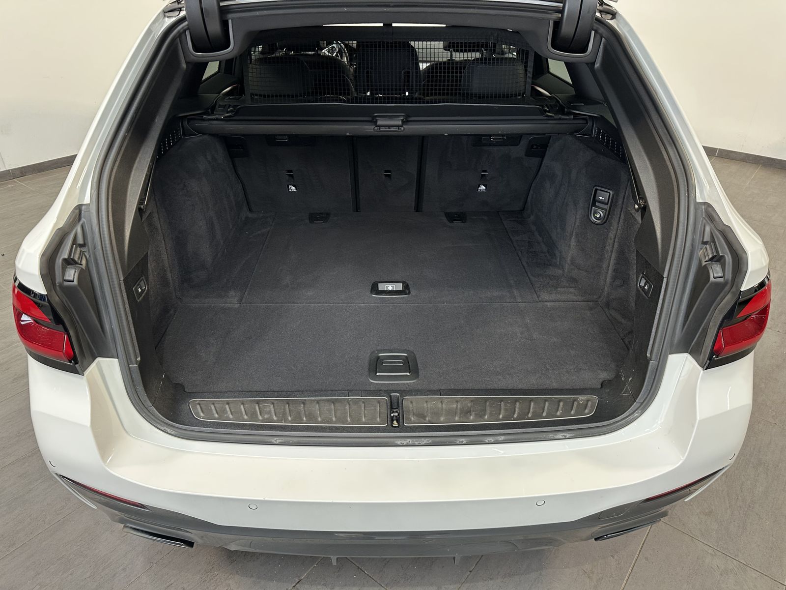Fahrzeugabbildung BMW 520d Touring M-Sport NAV+LED+ACC+AHK+KAM+H&K+VC