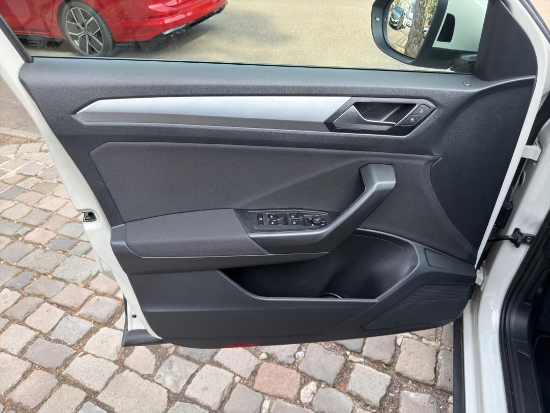 Fahrzeugabbildung Volkswagen T-ROC Life 1.0 TSI,RearView,Navi,LED,SH,Keyless,