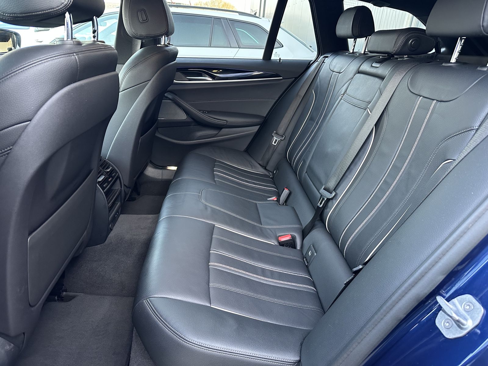 Fahrzeugabbildung BMW 530d Touring Sport-Line NAV+LED+19ZO+ACC+LC+H&K