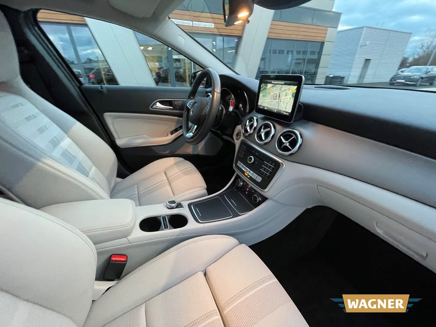 Fahrzeugabbildung Mercedes-Benz GLA 180 Sport Utility Sitzheizung Navi