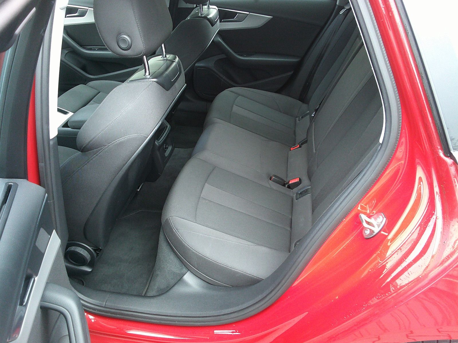 Fahrzeugabbildung Audi A4 Avant 35 TDI S line