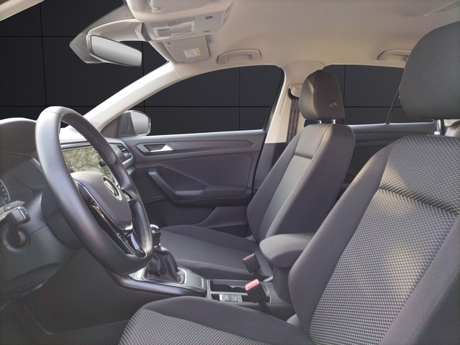 Fahrzeugabbildung Volkswagen T-Roc TSI AHK SHZ Klima WeConnect DAB+