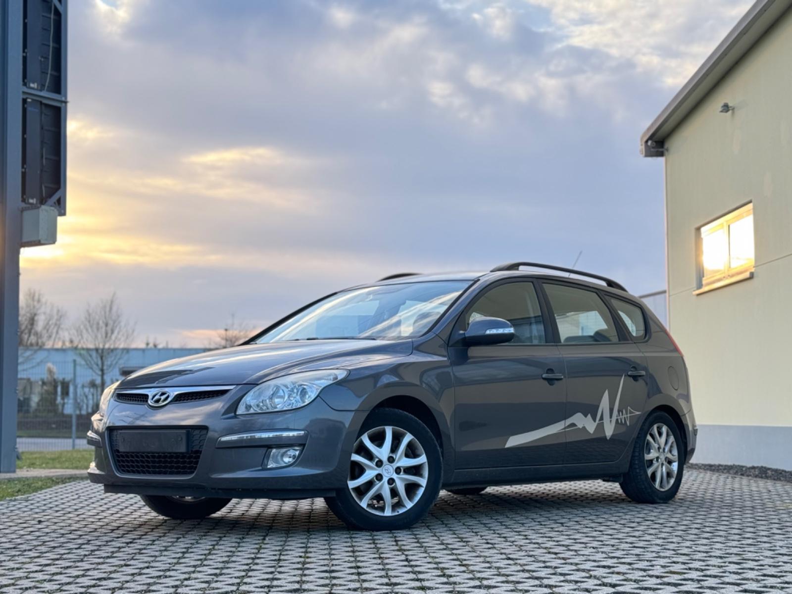 Hyundai i30 cw Premium*AUTOM*KLIMA*NAVI*SHZ*PDC*AHK*TÜV*
