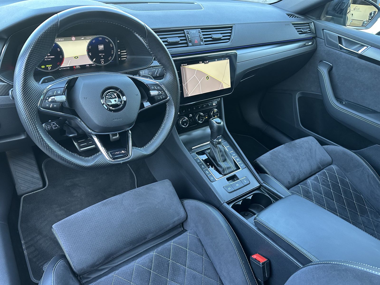 Fahrzeugabbildung SKODA Superb Combi Sportline iV NAV+LED+PANO+19ZO+360°