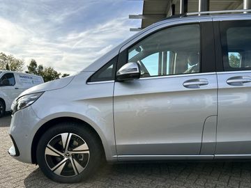 Mercedes V 220 - 6