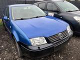 Volkswagen Bora 2.0 Sport Edition/KLIMAAUTO/SITZHEIZUNG/NAV - blaue Volkswagen Bora