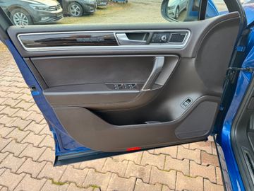 Bild 12 VW Touareg R-line*4Mo*Luftfederung*Leder*Navi*Pano*