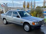 Mercedes-Benz 190 E - Mercedes-Benz 190 mit Benzin-Antrieb: Limousine, mit Klimaanlage