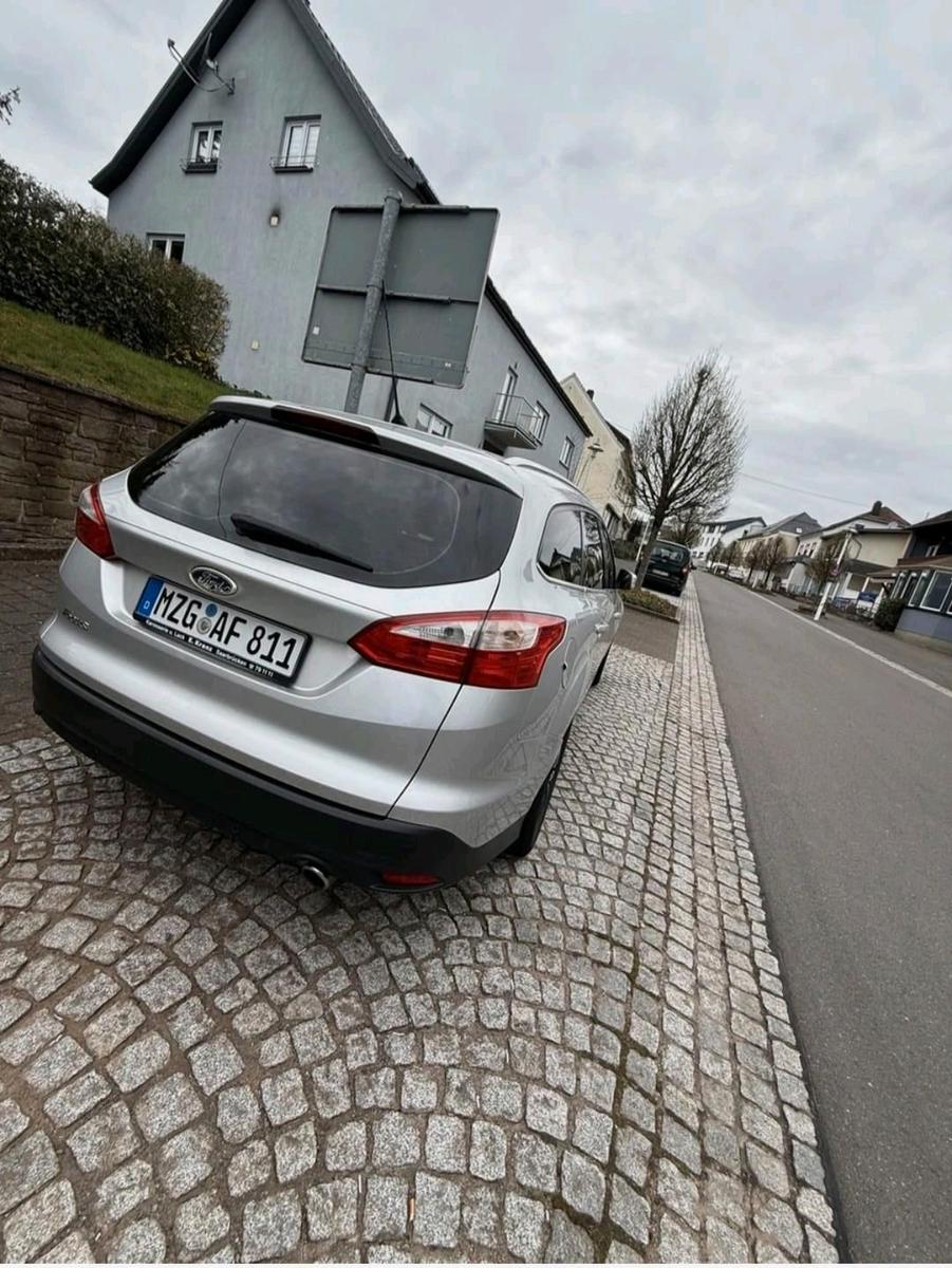 Ford Focus 2011 — вигляд ззаду