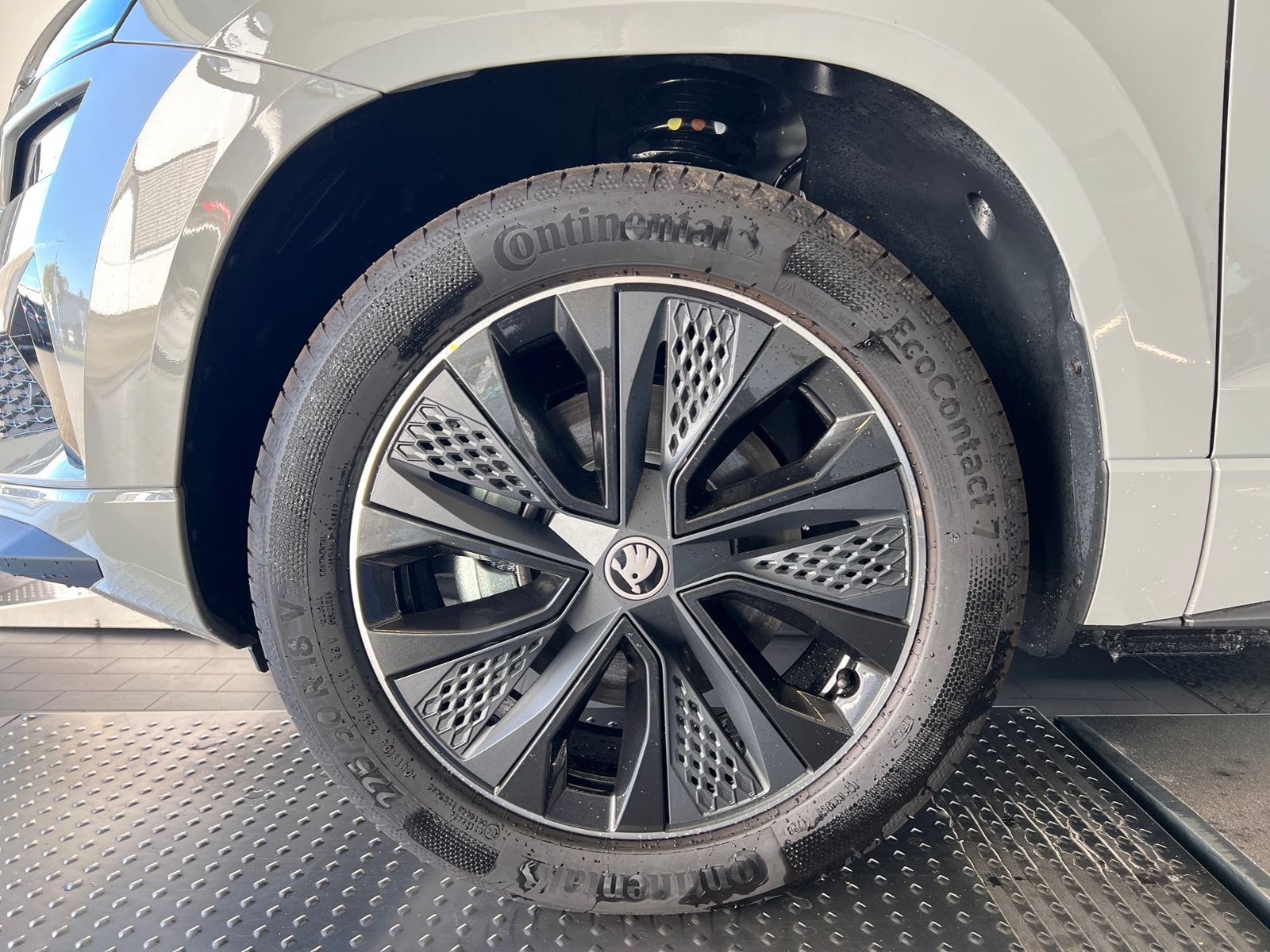 Fahrzeugabbildung SKODA Karoq Sportline 2.0 TDI DSG 4x4 *AHK, Navi, Trav