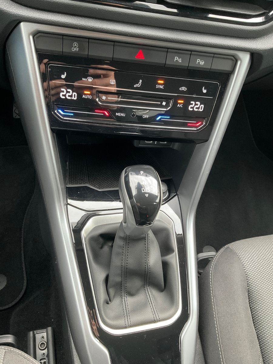 Fahrzeugabbildung Volkswagen T-Roc 1.5 TSI DSG Life,LED,AHK,Navi