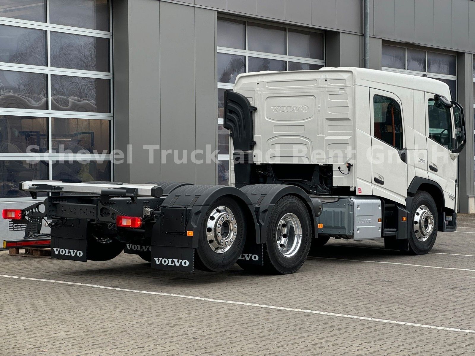 Fahrzeugabbildung Volvo FM 330 6x2 Doppelkabine Fahrgestell ADR