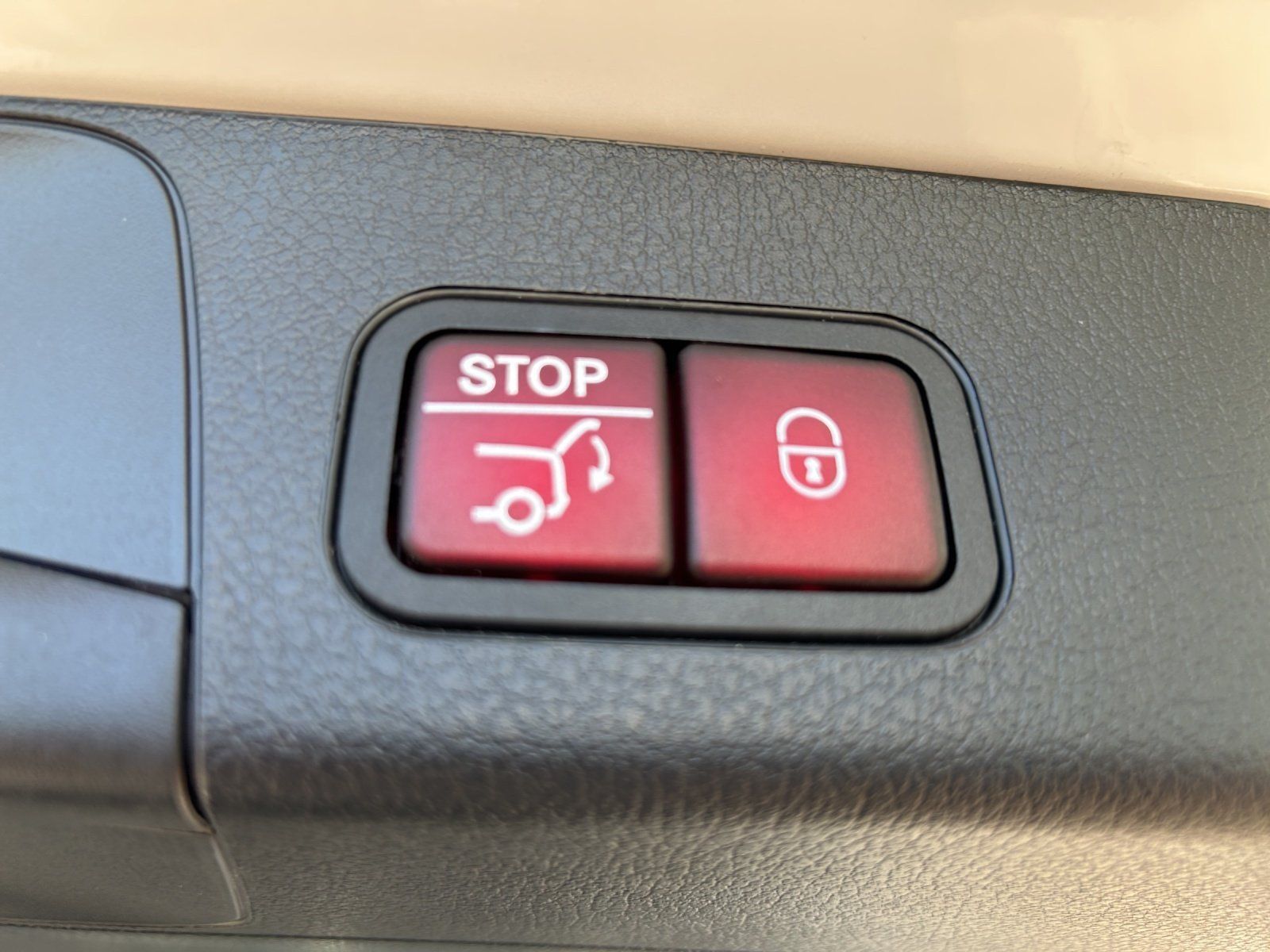 Fahrzeugabbildung Mercedes-Benz GLB 250 4M AMG Premium DISTRO KeyGo AHK 360°MLED