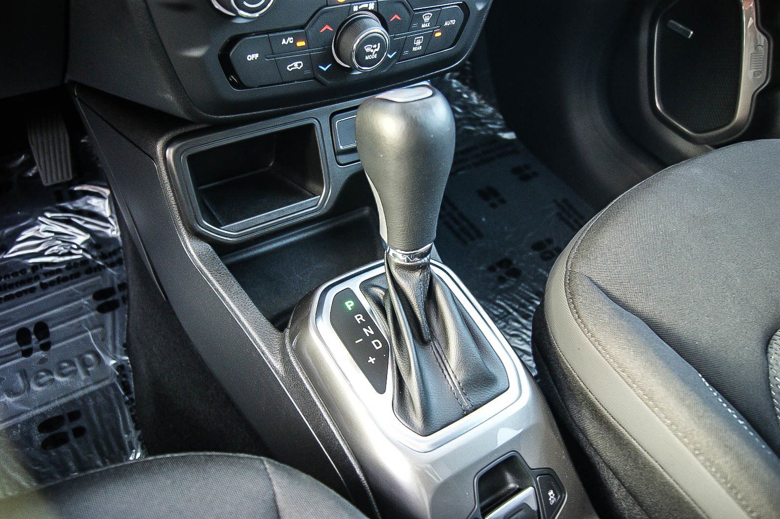 Fahrzeugabbildung Jeep Renegade 1.3 T-GDI Limited FWD KENWOOD PANORAMA