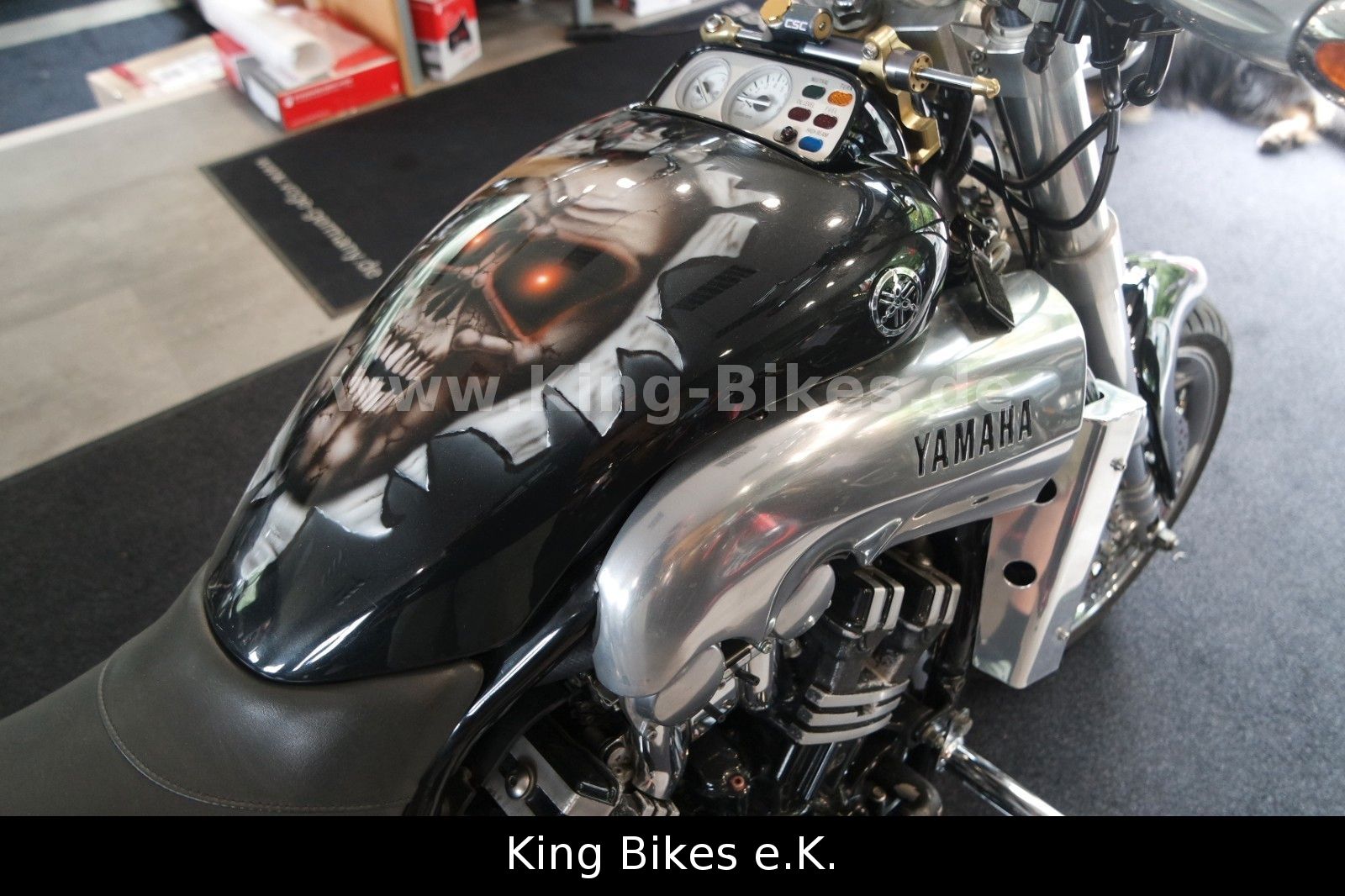 Fahrzeugabbildung Yamaha Vmax 1200 - Billet - White Power - Supertrapp