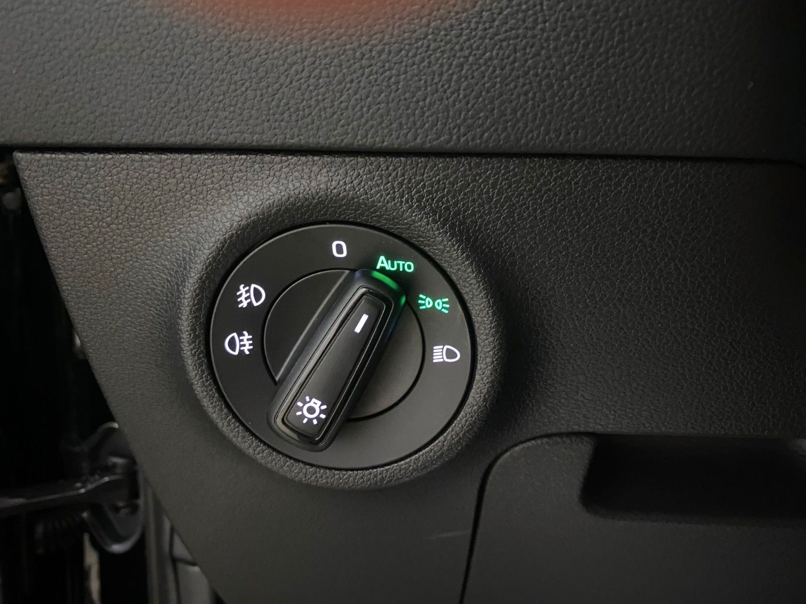 Fahrzeugabbildung SKODA Karoq 1.5 TSI DSG Selection+AHK+KAMERA+16"ALU+BC