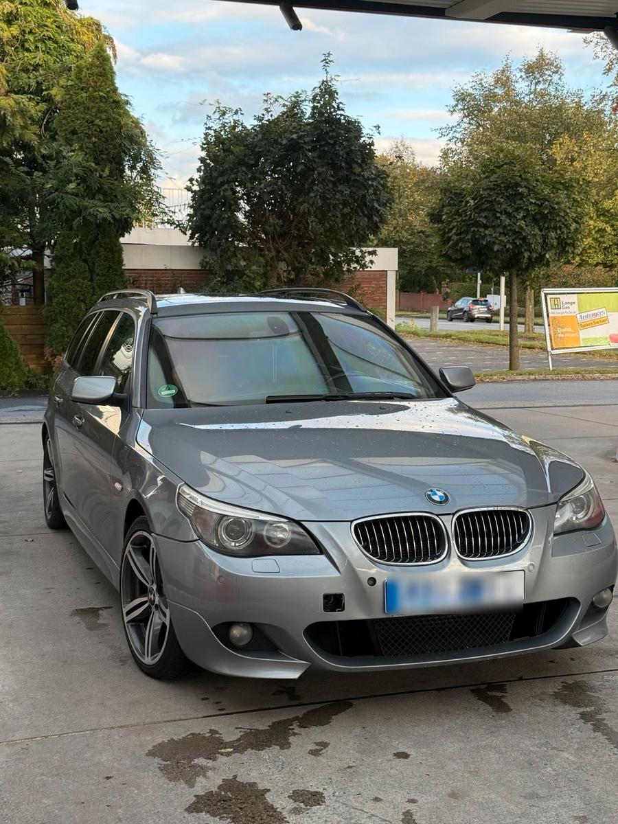BMW 530 2005 — rear view