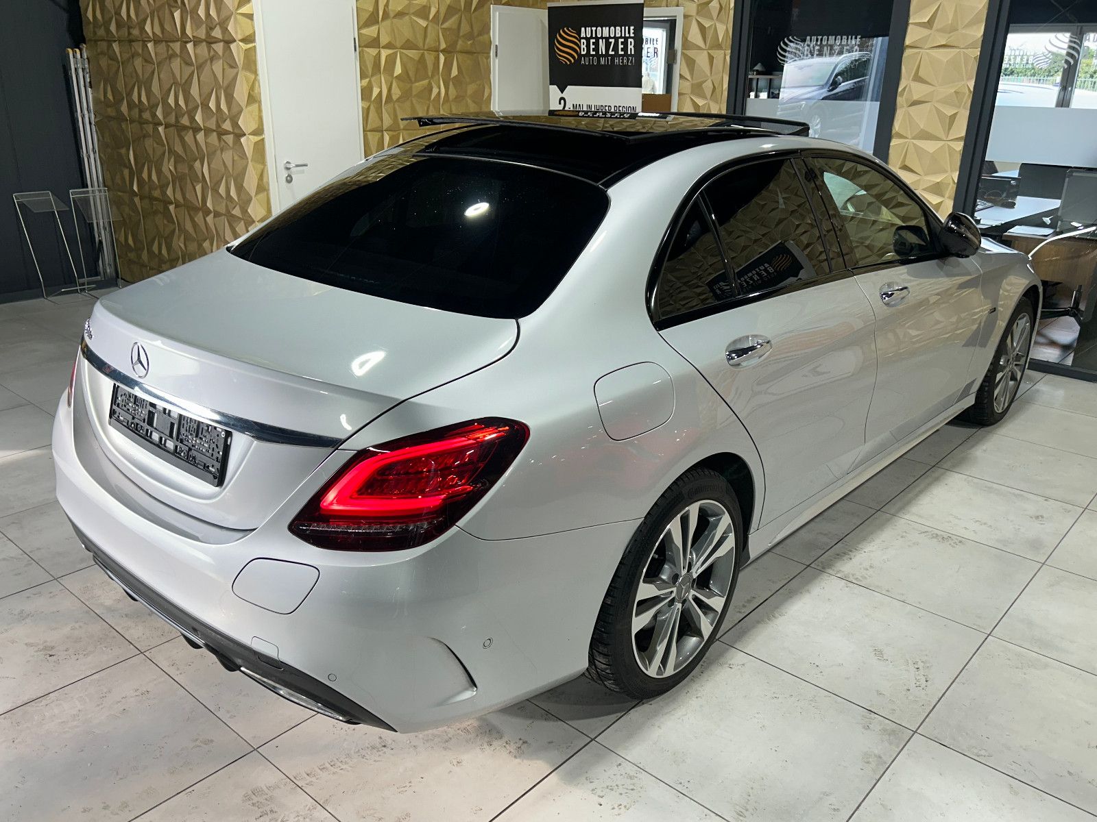 Fahrzeugabbildung Mercedes-Benz C 300 de/AMG/360°/PANO/APPLE/VIRTUAL/AMBIENTE/