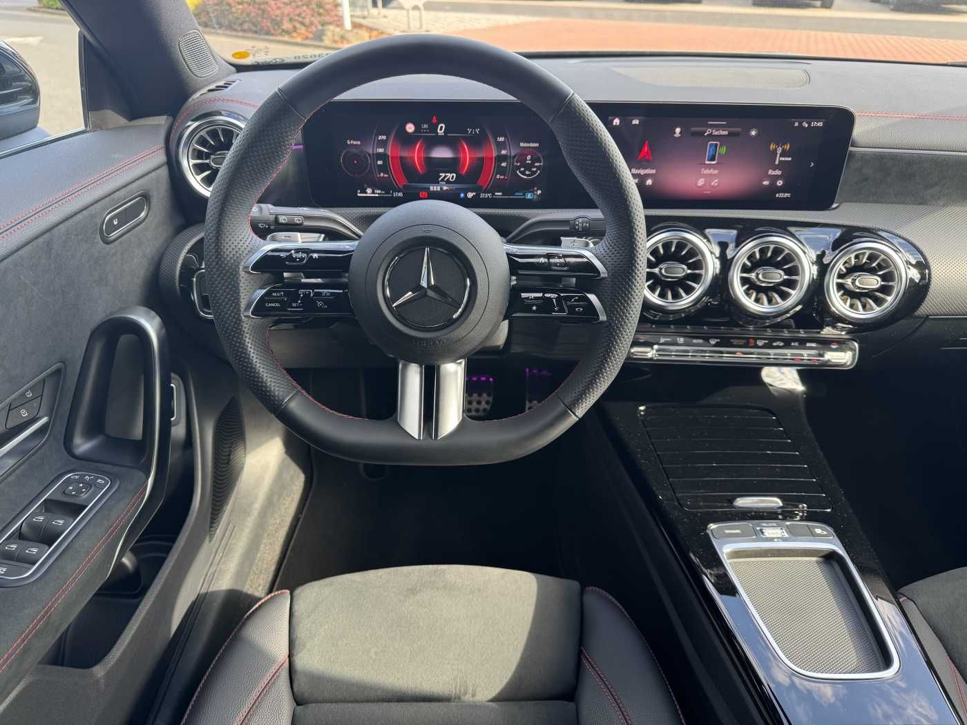 Fahrzeugabbildung Mercedes-Benz CLA 180 Shooting Brake+AMG+Distr+AHK+RFK+