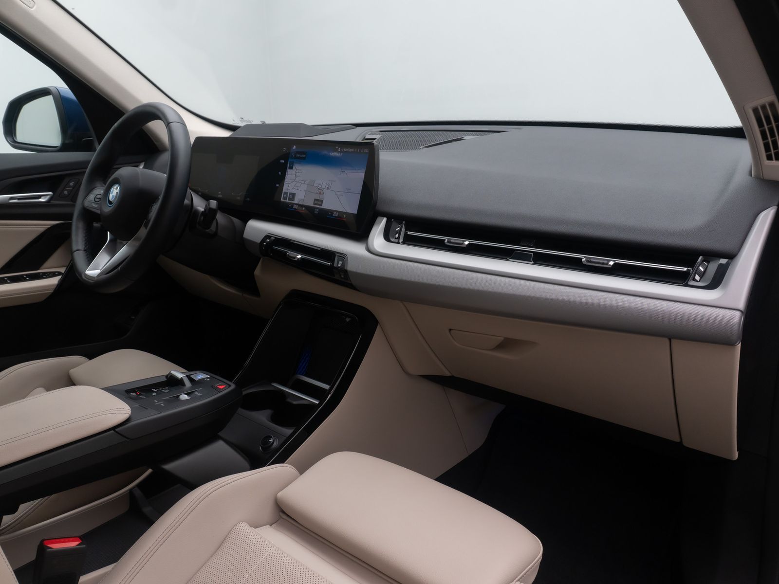 Fahrzeugabbildung BMW iX1 xD30 360&deg; HUD DAB Komfort AHK M Sport Leder