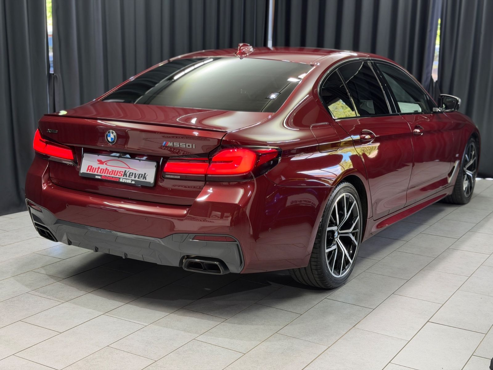 Fahrzeugabbildung BMW M550 i xDrive Limousine|INDIVIDUAL|LASER|H&K|HuD