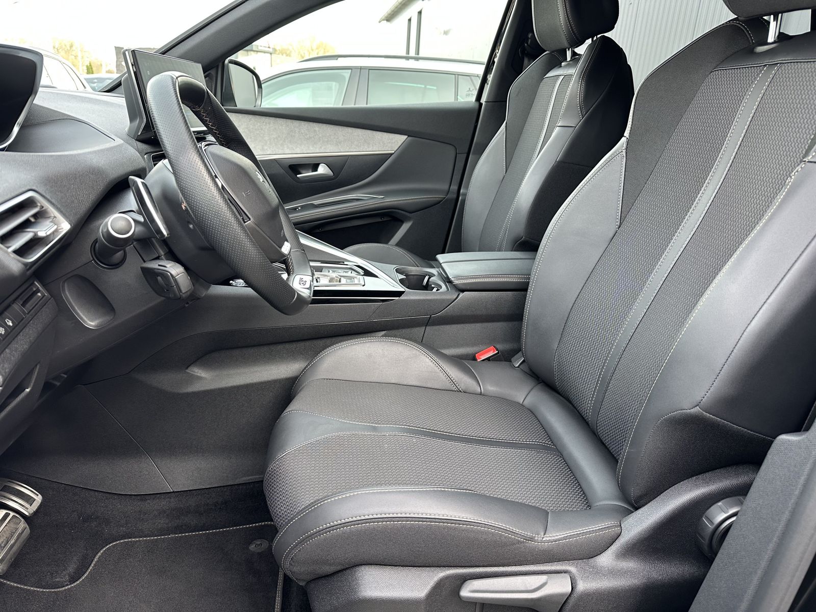 Fahrzeugabbildung Peugeot 5008 BlueHDI EAT8 GT NAV+LED+KAM+V-COKPIT+18ZOLL