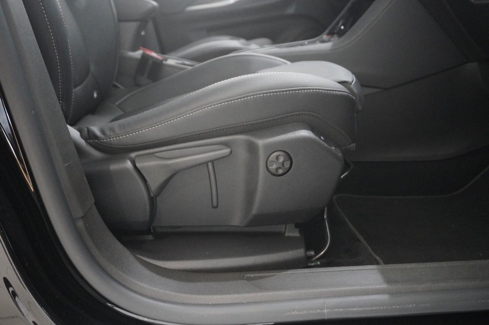Fahrzeugabbildung Opel Grandland (X) 1.6T GSe HYBRID 4X4 NAVI/SPORT/AHK