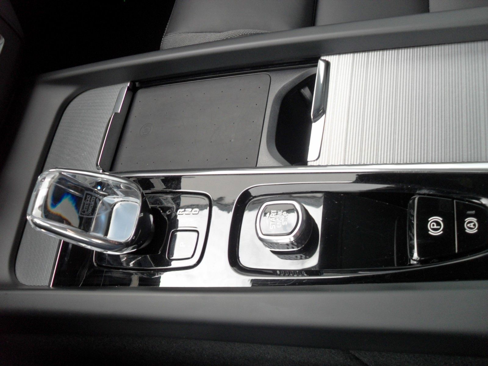 Fahrzeugabbildung Volvo XC 60 B5 Plus Black Edition AWD | HeadUp | 360°