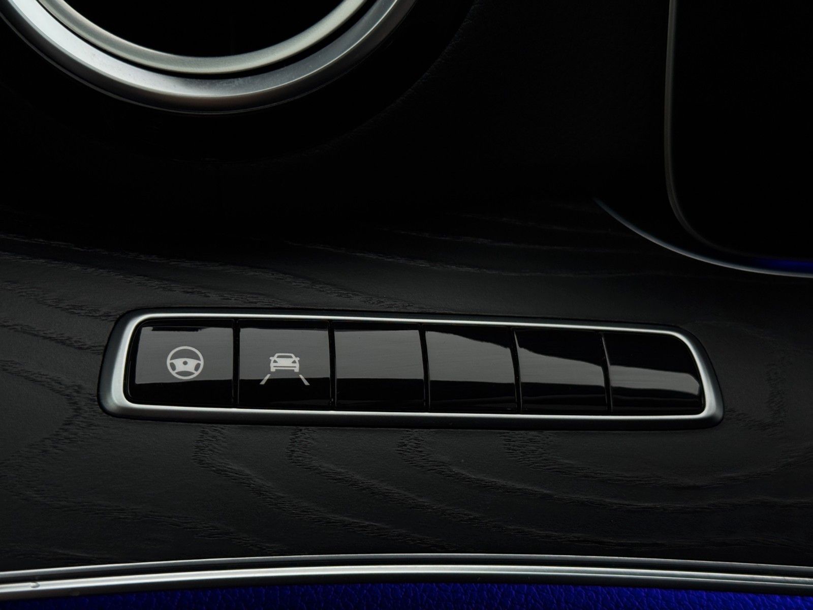 Fahrzeugabbildung Mercedes-Benz E 300de  AMG-Line/MBeam/Burmester/S-Dach