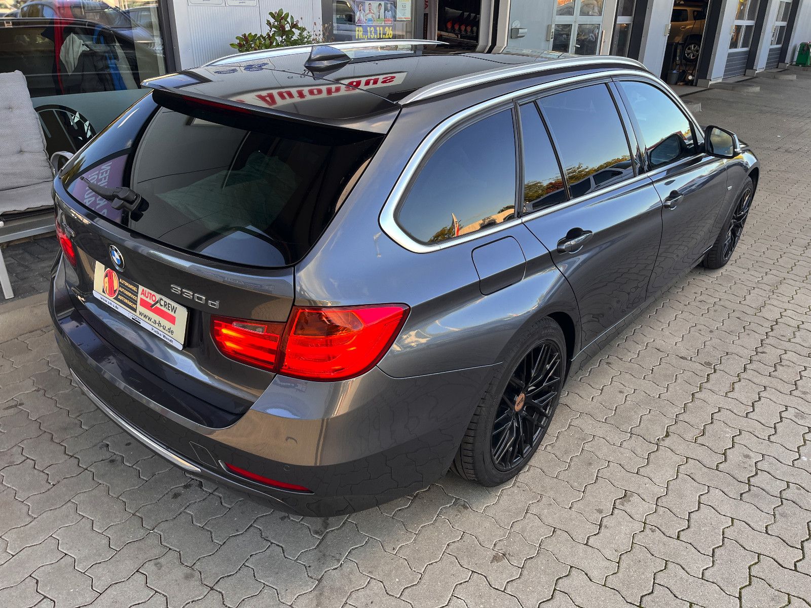 Fahrzeugabbildung BMW 330 Touring 330 d xDrive Automatik/ Panorama