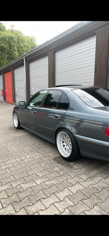 BMW E39 528i