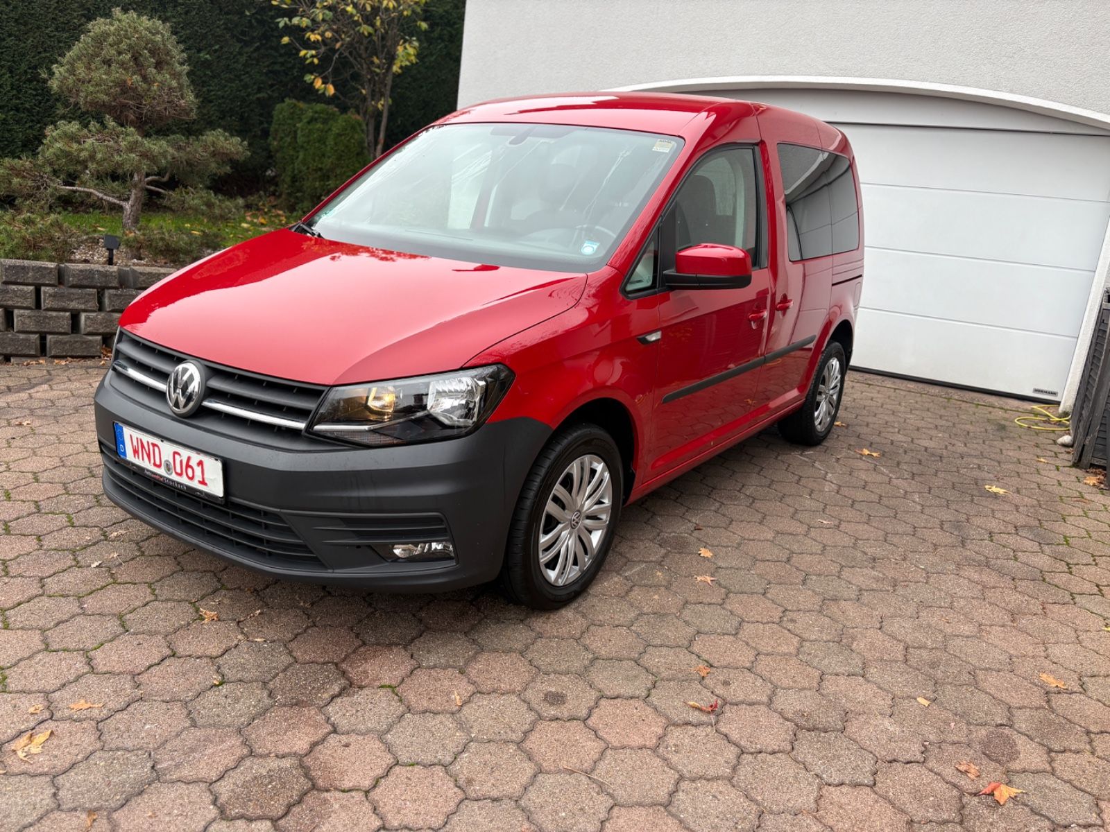 VW Caddy 2.0TDI Trendline BMT,1.HAND,AHK,8xbereift