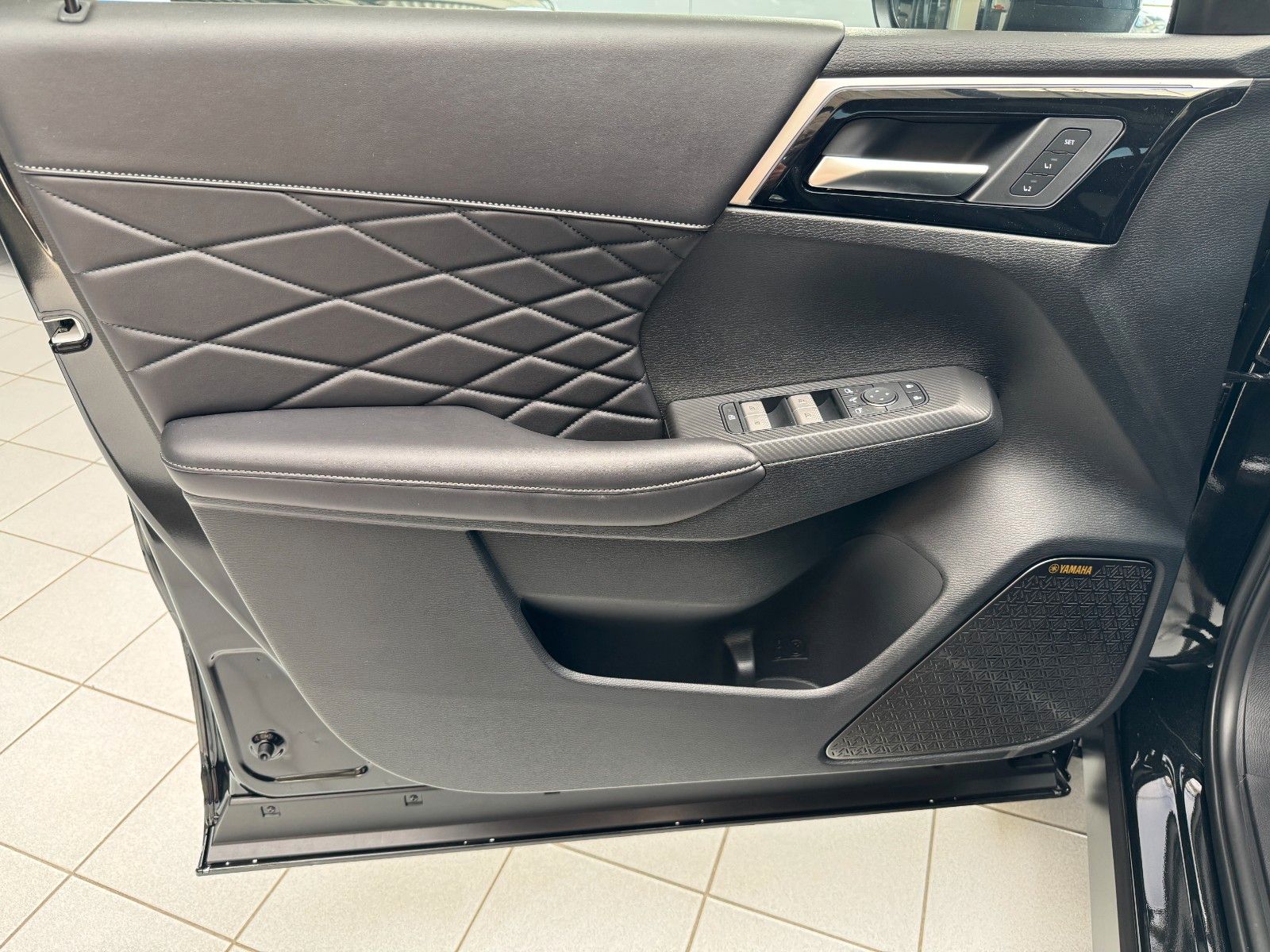 Fahrzeugabbildung Mitsubishi Outlander 2.4PLUG-IN HYBRID 4WD BLACK