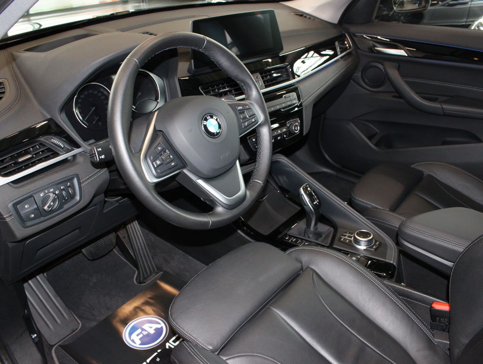 Fahrzeugabbildung BMW X1 xDrive 20 i Sport Line 1. Hand*Pano*HUD*TOP