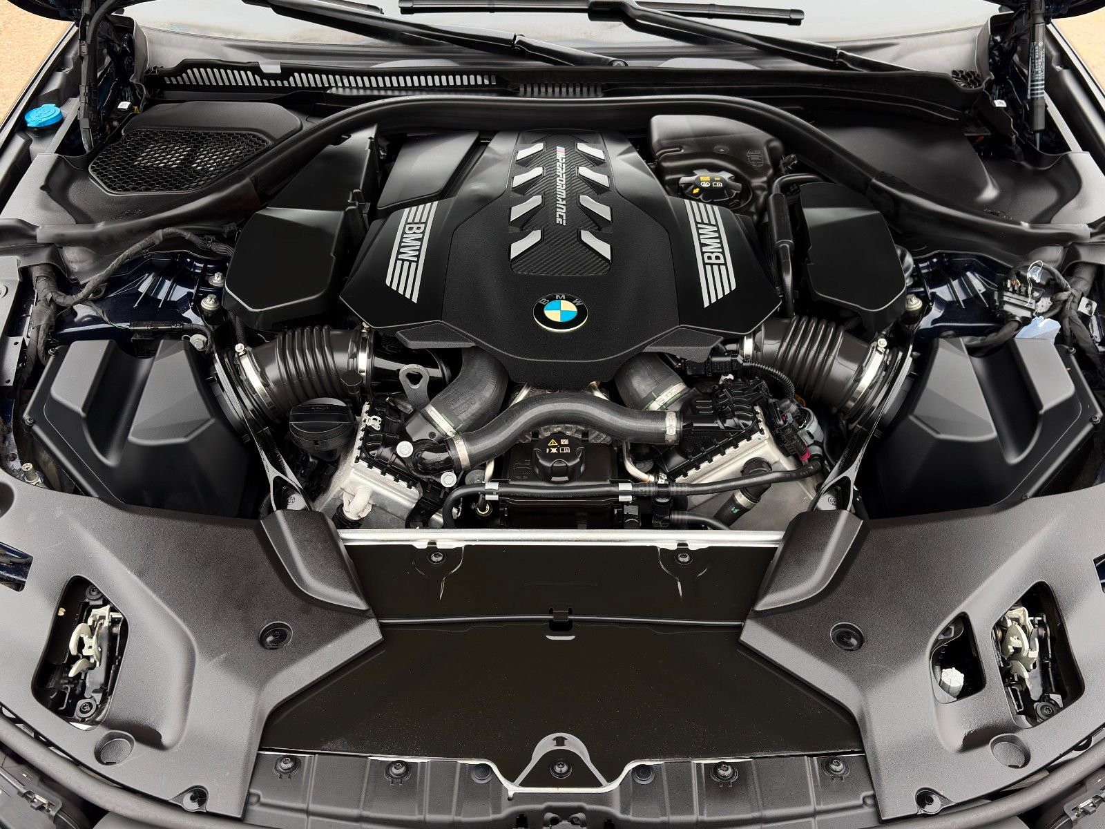 Fahrzeugabbildung BMW M550i xDr M Sport Pro Laser HuD 360° StdHzg GSD