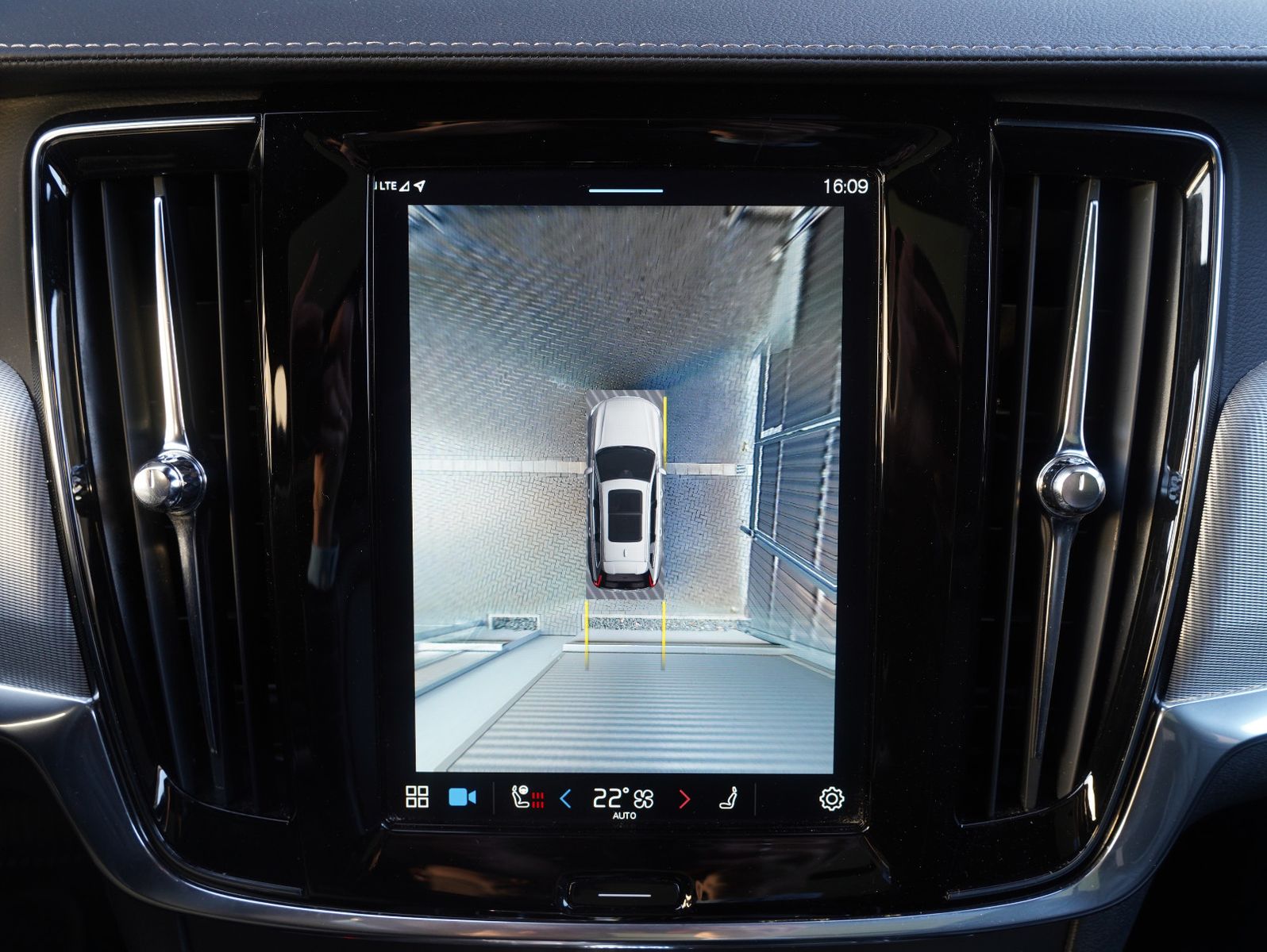 Fahrzeugabbildung Volvo V90 T6 AWD Recharge Plug-In Plus Dark
