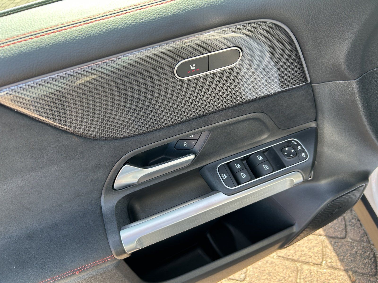 Fahrzeugabbildung Mercedes-Benz GLB 250 4M AMG Premium DISTRO KeyGo AHK 360°MLED