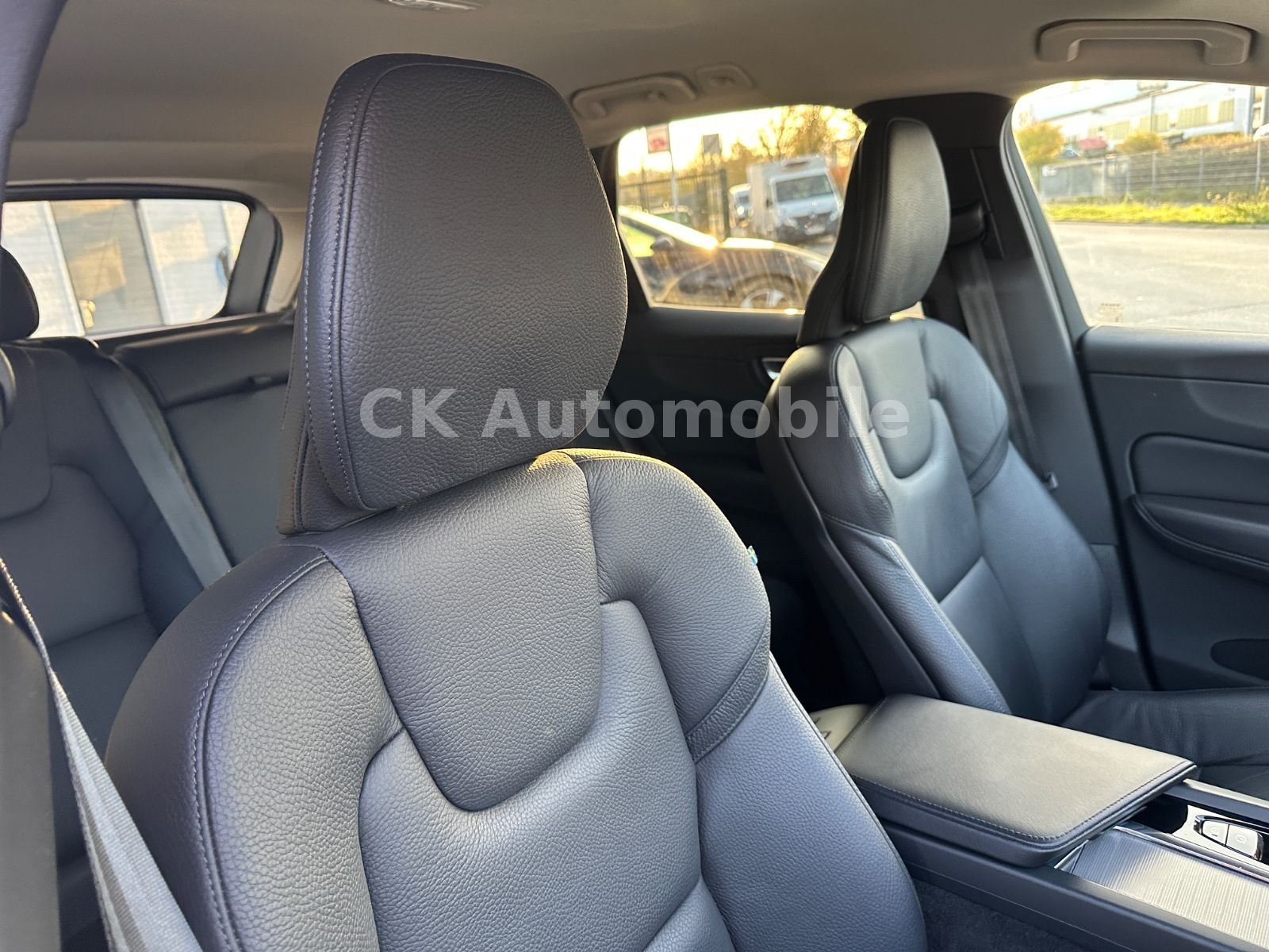 Fahrzeugabbildung Volvo XC60 B4 Plus Dark AWD/BLIS/Navi/LED/Kamera/AHK