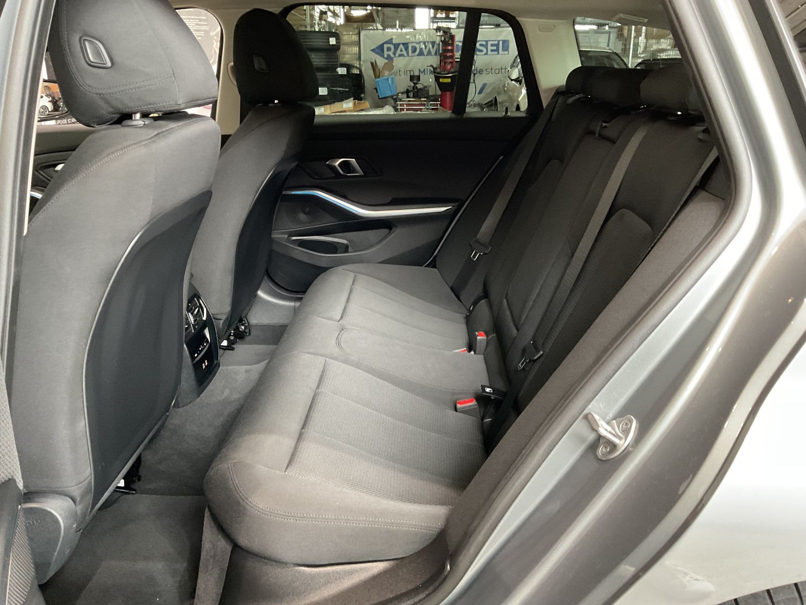 Fahrzeugeinzelansicht 13 Fahrzeugabbildung BMW 318i |Komfortzugang |Sitzheizung |HiFi