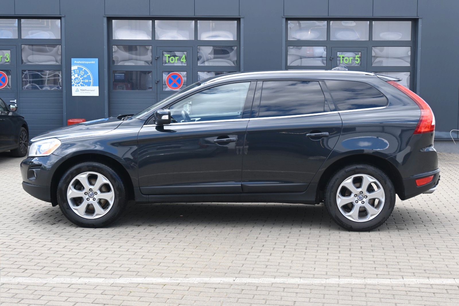 Fahrzeugabbildung Volvo XC60 2.4D Summum Drive*BiXenon*PDC*CD*Servo*USB