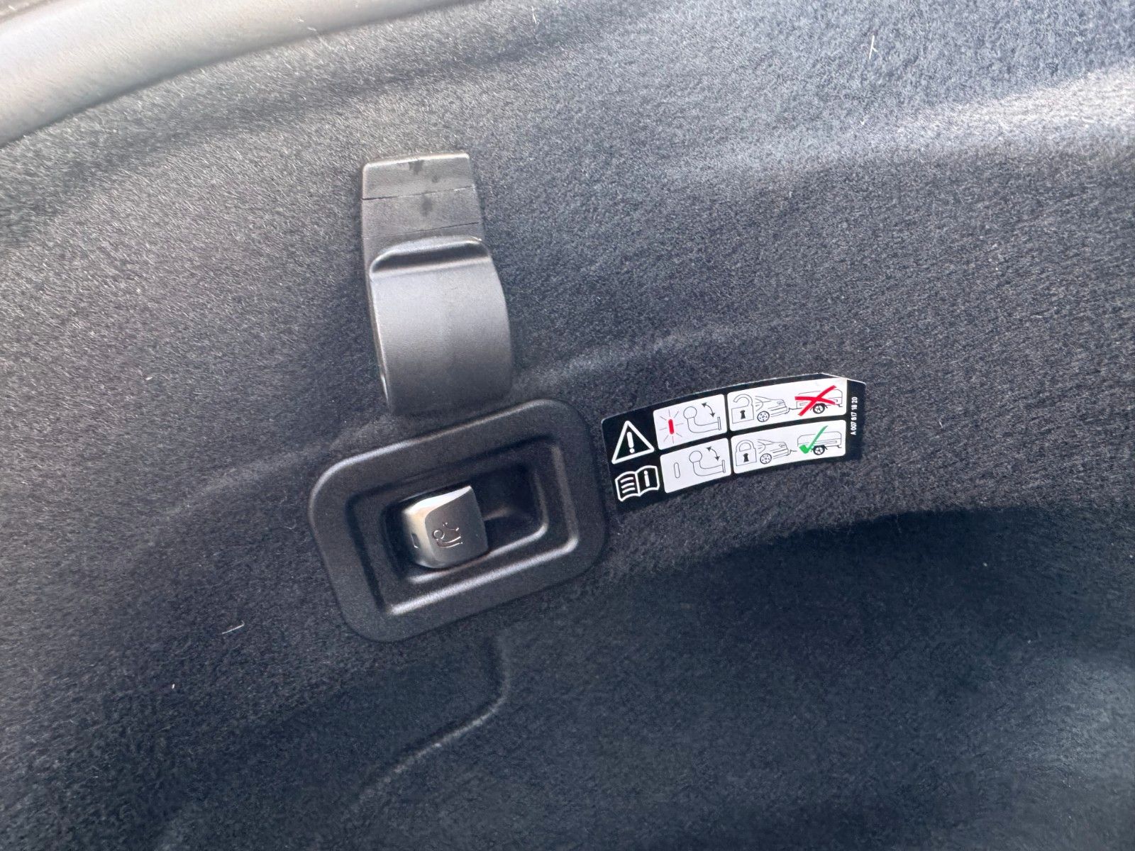 Fahrzeugabbildung Mercedes-Benz C 200 C Limousine+Avantgarde+AHK+RFK+TotW